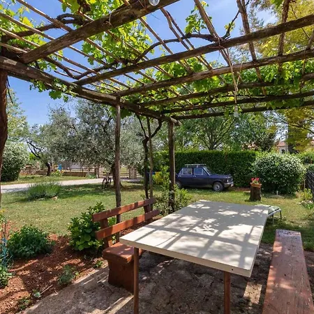 In Vrvari With One-bedroom 2 Porec