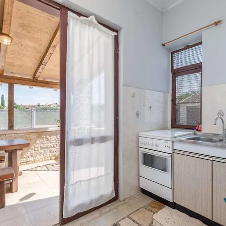 In Vrvari With One-bedroom 2 Porec