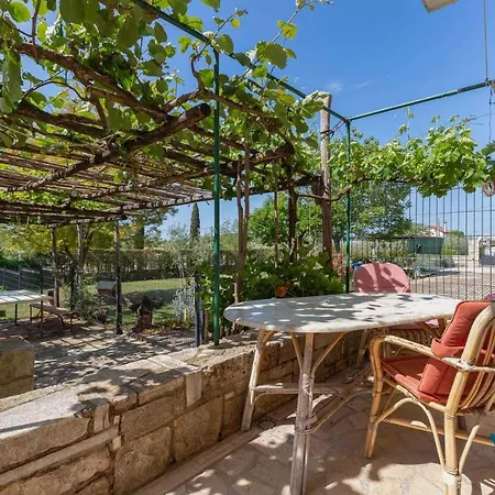 In Vrvari With One-bedroom 2 Apartment Porec